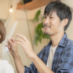 髪を切る男性