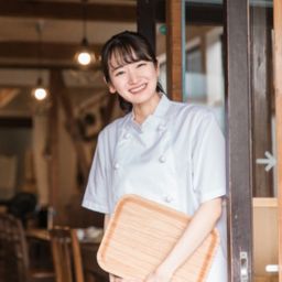 笑顔の女性定員